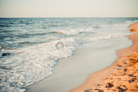 海浪和白色泡沫过滤器的图片