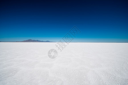 犹他州的盐滩盐滩景观深蓝的天空和雪白的盐土美国犹他州盐湖城附近的博恩维尔图片