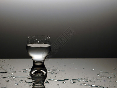 杯水溢出的水图片
