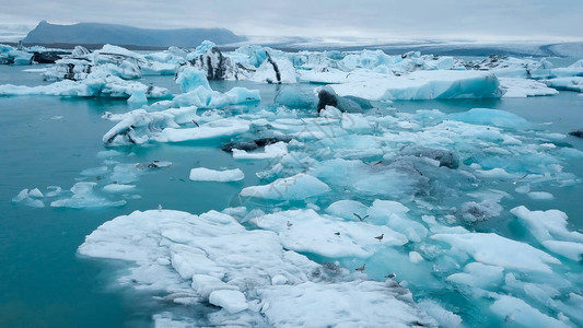 在冰岛南部海岸的Jokulsarlon湖边漂图片