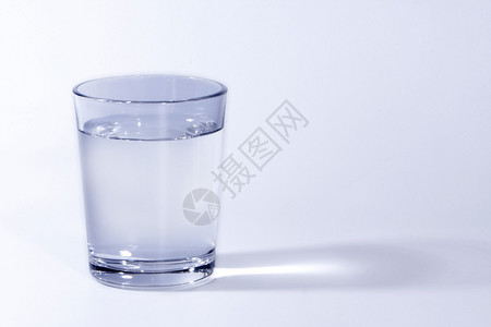 玻璃杯水图片