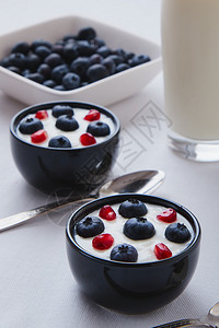 黑碗里的蓝莓和石榴酸奶图片