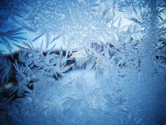 雪花冰图案与冬季窗玻璃上的阳光图片