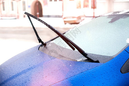 冰冷的挡风玻璃和雨刷在蓝图片