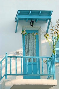 蓝色的古老门窗和阳台装饰白色图片