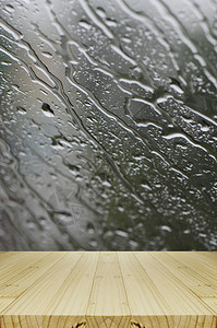 雨滴在玻璃窗背景与木桌背景图片