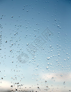 摘要背景雨天窗口玻璃上图片