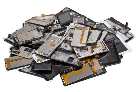 大堆破碎和破裂的蜂窝电话和平板电脑大规模生产设备已准备好用于工业应用与补丁工图片