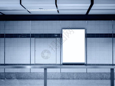 MockupBlank海报模板框架在地铁图片