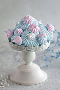 小金属蛋糕摊子上自制的粉色蓝色和白蛋面糊图片