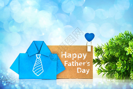 白色手绘领带和棕色纸标签上的父亲节快乐信息图片