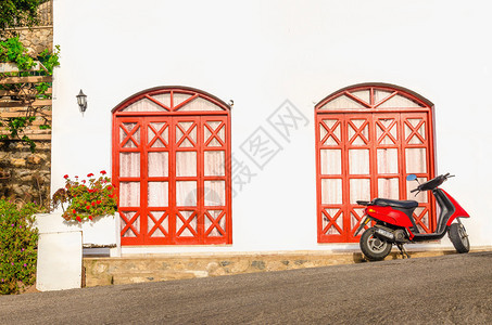 红色门框希腊典型希腊式房子前的红色图片