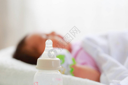 有婴儿睡觉的奶瓶图片