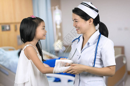 身着制服儿科护理的亚洲护士背景模糊图片