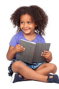 学生小女孩读着一本书图片