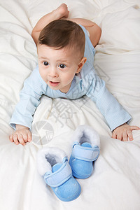 穿鞋的小可爱男婴肖像图片