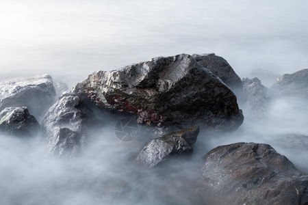 海岩在清晨长期暴背景图片