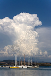 天空和云层海面上美丽的白云意大利托图片
