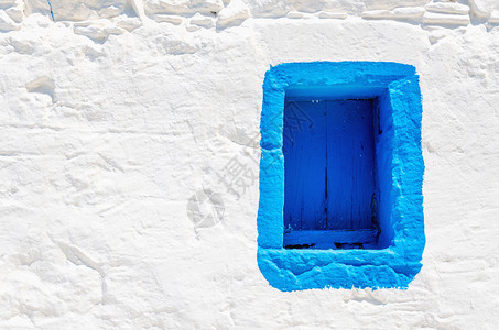 希腊典型希腊住房白石墙上的蓝木窗图片
