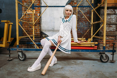漂亮的动漫风格金发女孩与棒球角色扮演时尚亚洲文化穿制服的娃工厂店里化图片