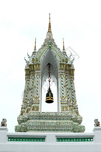 石雕花纹金色等腰结构精美的泰国寺庙门入口和狮子历史悠久的石雕武士雕塑WatPhraChetuphonVimolmangklararmRa背景