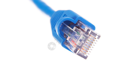 蓝色数据电缆在将计算机和以太网连接到白色背景的以太网时图片