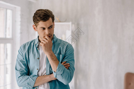 身着休息室服装的有想象力的青年男图片