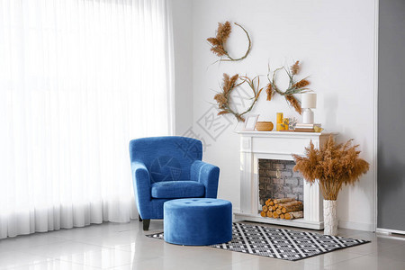 客厅内部舒适的蓝色家具和壁炉图片