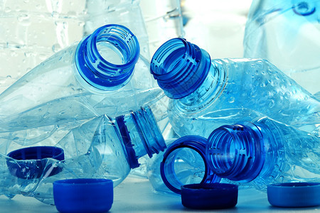 用塑料瓶矿泉水组成塑料废物背景图片