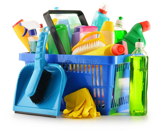 带洗涤剂瓶和化学清洁用品的购物篮图片