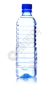 一瓶水被白色柔和的反射所隔离背景图片