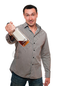 有一瓶威士忌的男图片