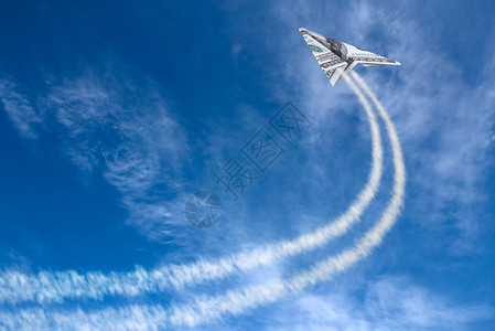 上百美元的飞机在云层背景图片