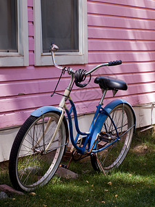 蓝色的自行车停在粉红色的房子旁边科罗拉多州特柳赖德的历史娃屋街每间房子都涂上图片