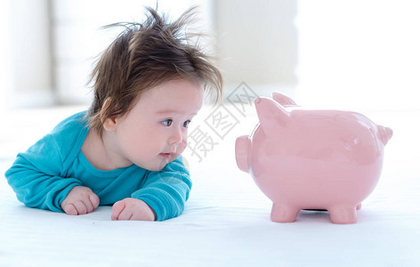 在儿童保育费用或储蓄主题方面拥有小猪银背景图片