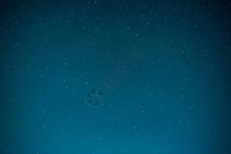 深蓝夜空有众多恒星图片