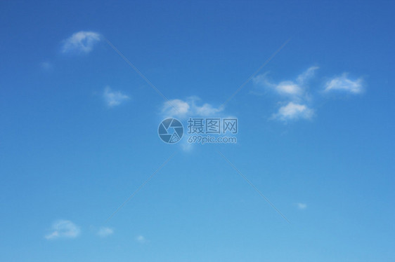 天空在地平线和白云上图片