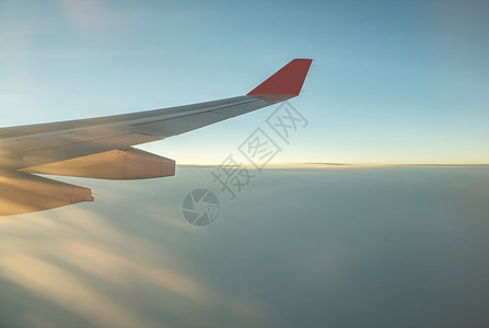 云上的飞机翼飞行背景图片