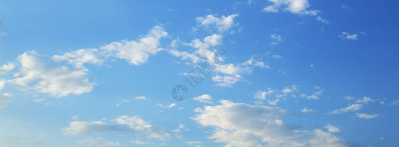 它是在空气中早晨蓬松的白云在清澈的蓝天上移动背景