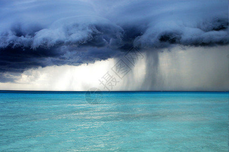 沙滩上暴风雨的暴风天气图片