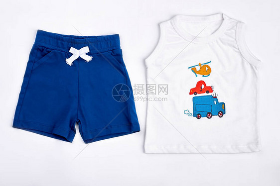 男婴夏季短裤和y恤深蓝色棉质短裤和可爱的白色卡通T恤图片