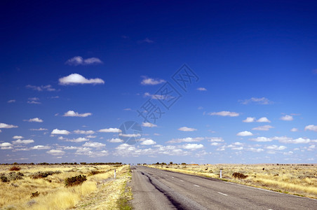 前面的道路是开阔的通往背景图片