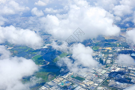仰望着云层上空的机窗图片