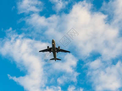 飞机在高处的蓝天上飞行图片