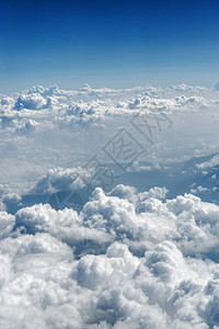 欧洲云层上方大气的晴天景象图片