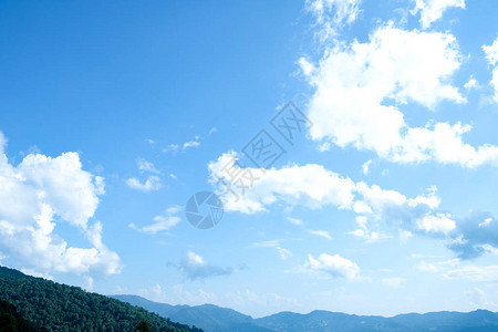 蓝天白云山峦叠嶂背景图片
