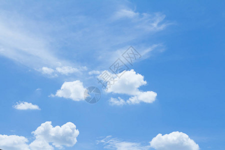 在好天气的蓝天背景图片