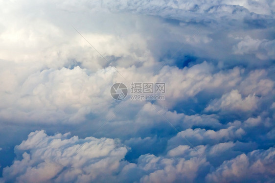 飞机板上的空中云景图片