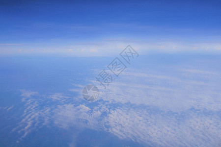 蓝色天空和白云空气平图片