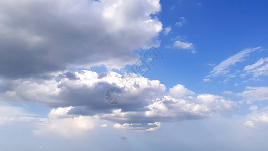 云多晴的天空意大利夏季图片